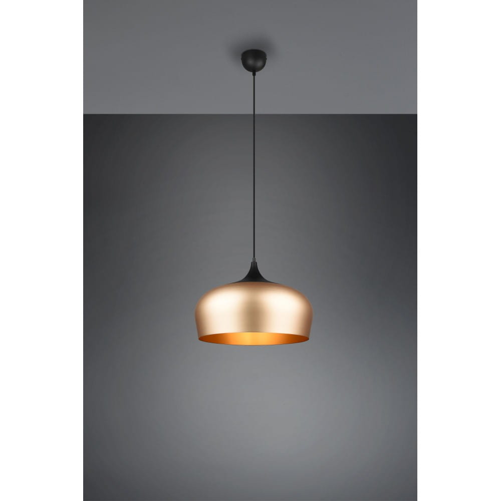Czarna lampa wisząca Chiron D45 z mosiężnym kloszem w kształcie stożka, zawieszona na cienkim przewodzie. Widoczne wnętrze klosza w kolorze mosiądzu, minimalistyczny design na szarym tle.