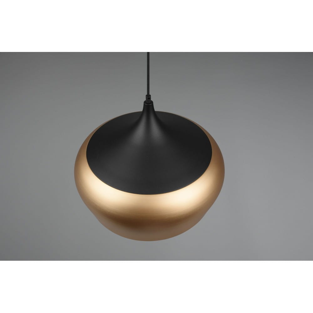 Lampa wisząca Chiron D45 w kształcie kulistym, z czarnym korpusem i mosiężnym wykończeniem. Zawieszona na cienkim przewodzie, prezentuje nowoczesny design. Widok z góry, ukazujący połączenie matowej i błyszczącej powierzchni.
