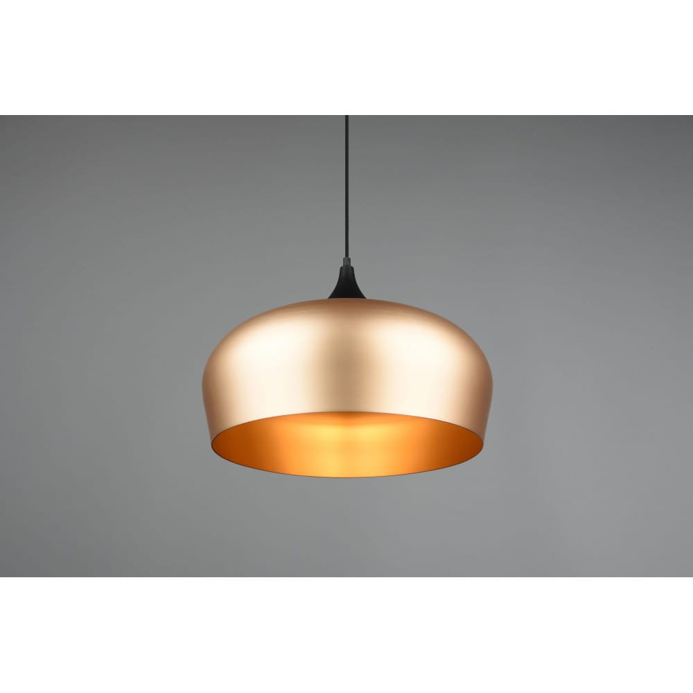 Lampa wisząca Chiron D45 w kolorze czarnym i mosiądzu, z okrągłym, połyskującym kloszem w kształcie miski. Zawieszona na cienkim czarnym przewodzie, z wnętrzem w kolorze mosiądzu. Kąt ujęcia: frontalny. Tło jednolite, szare.
