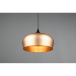 Lampa wisząca Chiron D45 w kolorze czarnym i mosiądzu, z okrągłym, połyskującym kloszem w kształcie miski. Zawieszona na cienkim czarnym przewodzie, z wnętrzem w kolorze mosiądzu. Kąt ujęcia: frontalny. Tło jednolite, szare.