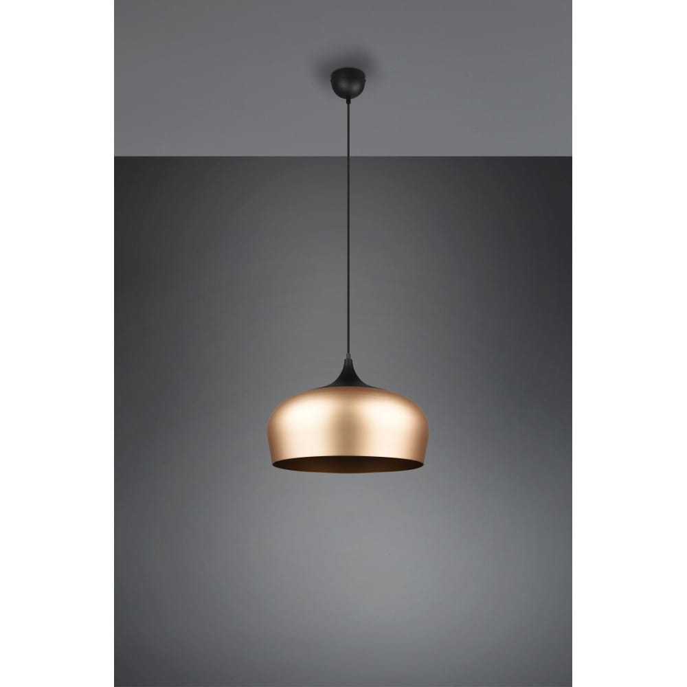 Lampa wisząca Chiron D45 w kolorze czarnym i mosiądzu, o zaokrąglonym kloszu, zwisająca z cienkiego przewodu. Umieszczona na jednolitym tle, z widoczną czarną podsufitką.