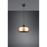 Lampa wisząca Chiron D45 w kolorze czarnym i mosiądzu, o zaokrąglonym kloszu, zwisająca z cienkiego przewodu. Umieszczona na jednolitym tle, z widoczną czarną podsufitką.