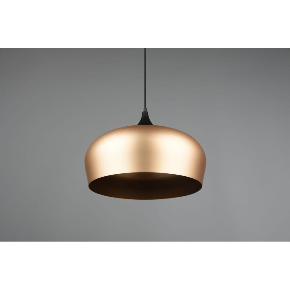 Czarna lampa wisząca Chiron D45 z mosiężnym kloszem, o zaokrąglonym kształcie. Zawieszona na cienkim przewodzie, prezentuje elegancki design. Tło w odcieniu szarości podkreśla nowoczesny styl lampy.