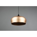 Czarna lampa wisząca Chiron D45 z mosiężnym kloszem, o zaokrąglonym kształcie. Zawieszona na cienkim przewodzie, prezentuje elegancki design. Tło w odcieniu szarości podkreśla nowoczesny styl lampy.