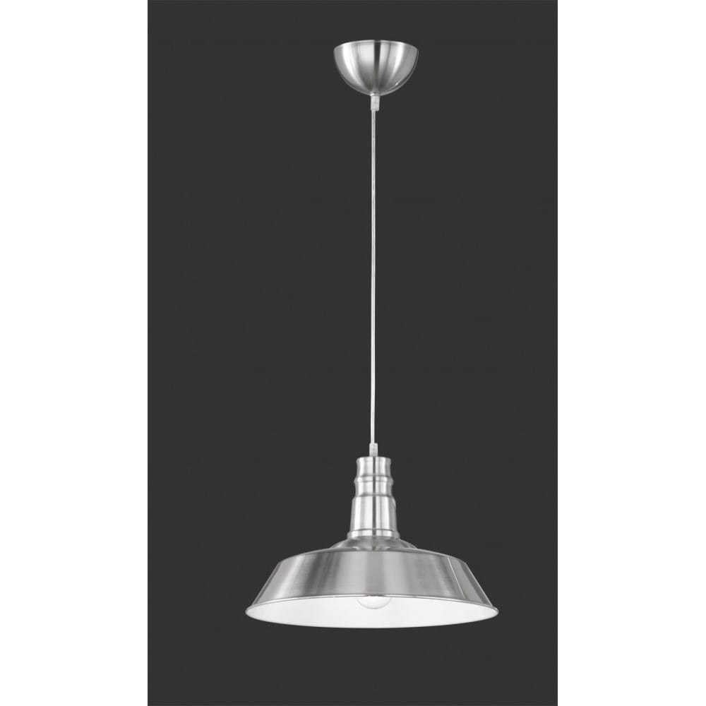 Lampa wisząca 1-punktowa w kolorze niklowym, z metalowym kloszem w kształcie stożka, zawieszona na cienkim przewodzie. Ujęcie frontalne, na jednolitym, ciemnym tle. Widoczny uchwyt montażowy na suficie.