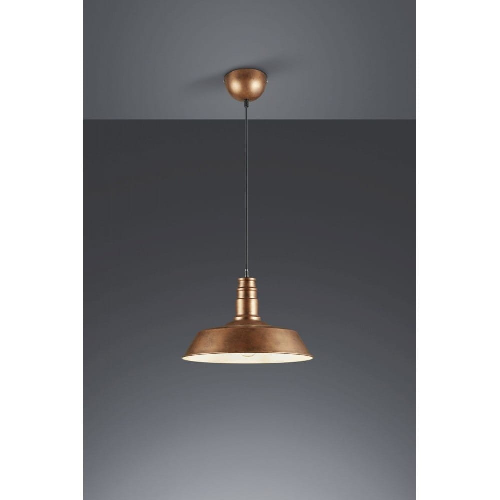 Lampa wisząca 1-punktowa w kolorze miedzi z metalowym kloszem o stożkowym kształcie. Zawieszona na cienkim, czarnym przewodzie, montowana do sufitu. Widoczne detale konstrukcyjne u góry. Tło w odcieniach szarości.