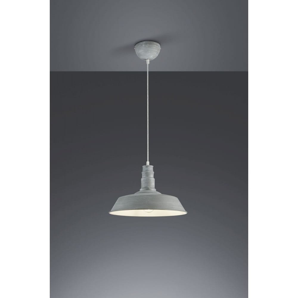 Lampa wisząca Will w kolorze szarym, jednopunktowa. Posiada stożkowaty klosz z matowego materiału oraz zakończenie z białym elementem. Ujęcie frontalne, zawieszona na cienkim sznurku. Tło w odcieniach szarości, podkreślające produkt.