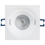 Kwadratowa oprawa oczko do zabudowy GU10 w kolorze białym, z ruchomą częścią wewnętrzną. Widoczne niebieskie mocowania. Zbliżenie na detal, podkreślający fakturę reflektora i okrągły kształt.