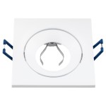 Kwadratowa oprawa oczko do zabudowy, ruchoma, w kolorze białym. W centralnej części znajduje się okrągłe gniazdo na żarówkę GU10. Widoczne metalowe mocowanie oraz niebieskie uchwyty po bokach do montażu.