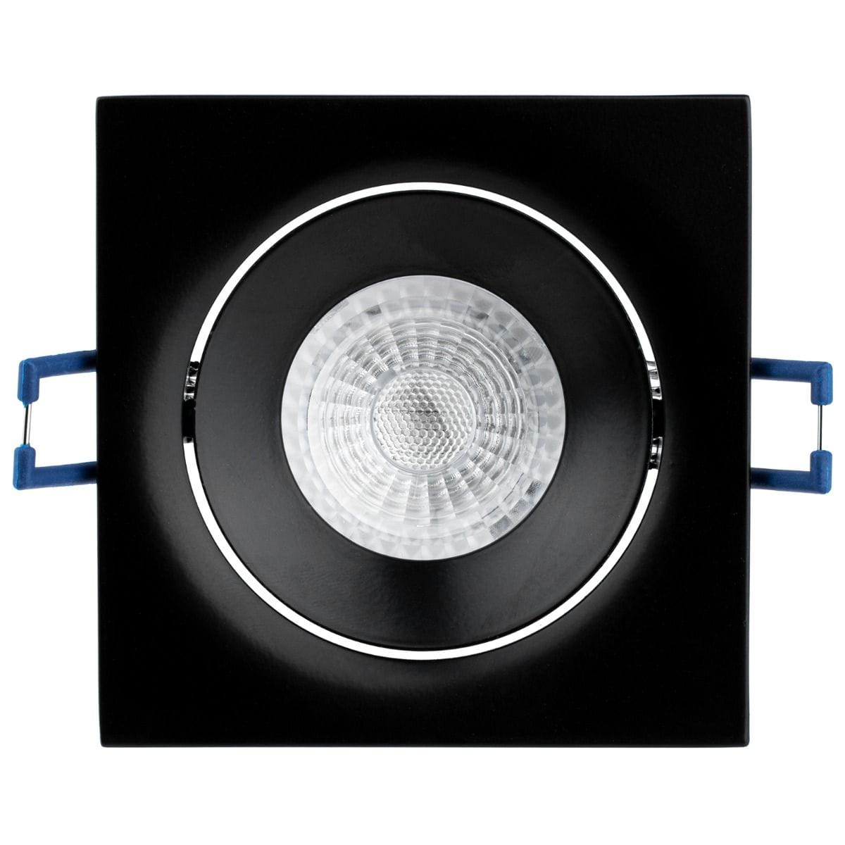 Kwadratowa oprawa oczko do zabudowy w kolorze czarnym, ruchoma, z miejscem na żarówkę GU10. W centralnej części widoczna reflektorowa soczewka z teksturą. Po bokach niebieskie zatrzaski do montażu.