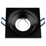 Oprawa oczko do zabudowy kwadratowa w kolorze czarnym, z okrągłym otworem na żarówkę GU10. Widoczne metalowe mocowania oraz niebieskie zaczepy. Produkt ujęty z góry, w pozycji leżącej.