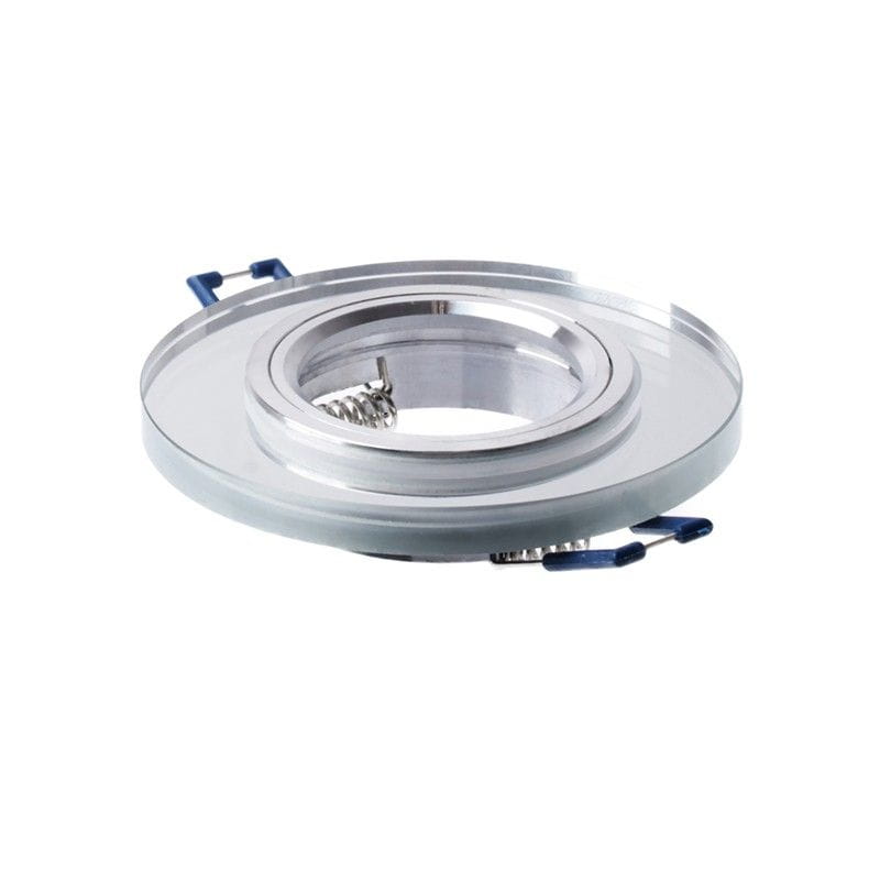 Oprawa oczko do zabudowy Aria okrągła GU10, transparentna, wykonana z metalu i szkła. Widoczny okrągły kształt z metalowym pierścieniem oraz sprężynami mocującymi. Ujęcie z boku, na jednolitym tle.