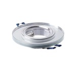 Oprawa oczko do zabudowy Aria okrągła GU10, transparentna, wykonana z metalu i szkła. Widoczny okrągły kształt z metalowym pierścieniem oraz sprężynami mocującymi. Ujęcie z boku, na jednolitym tle.