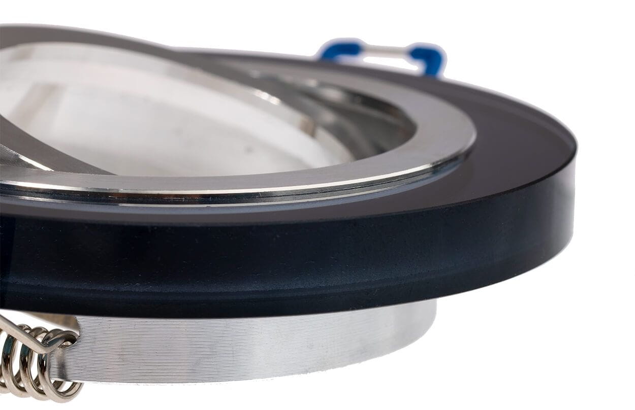 Okrągła, ruchoma oprawa oczko do zabudowy GU10 w kolorze czarnym z transparentnym elementem. Widoczna metalowa obręcz i sprężynowe mocowanie. Ujęcie z boku, pokazujące detale konstrukcji i wykończenia.