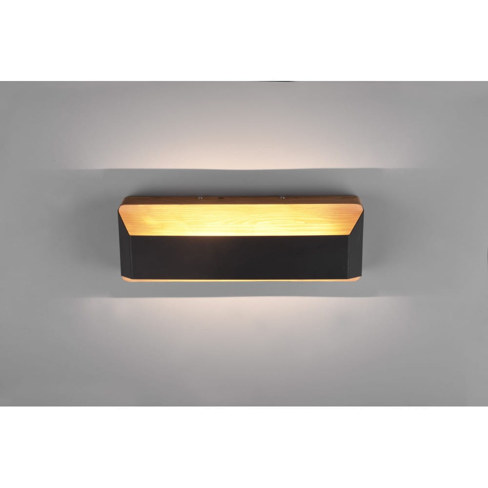 Kinkiet Arino L35 LED w kolorze czarnym, o prostokątnej formie. W górnej części znajduje się drewniana oprawa, która emituje ciepłe światło. Produkt zamontowany na ścianie, z minimalistycznym designem, idealny do nowoczesnych wnętrz.