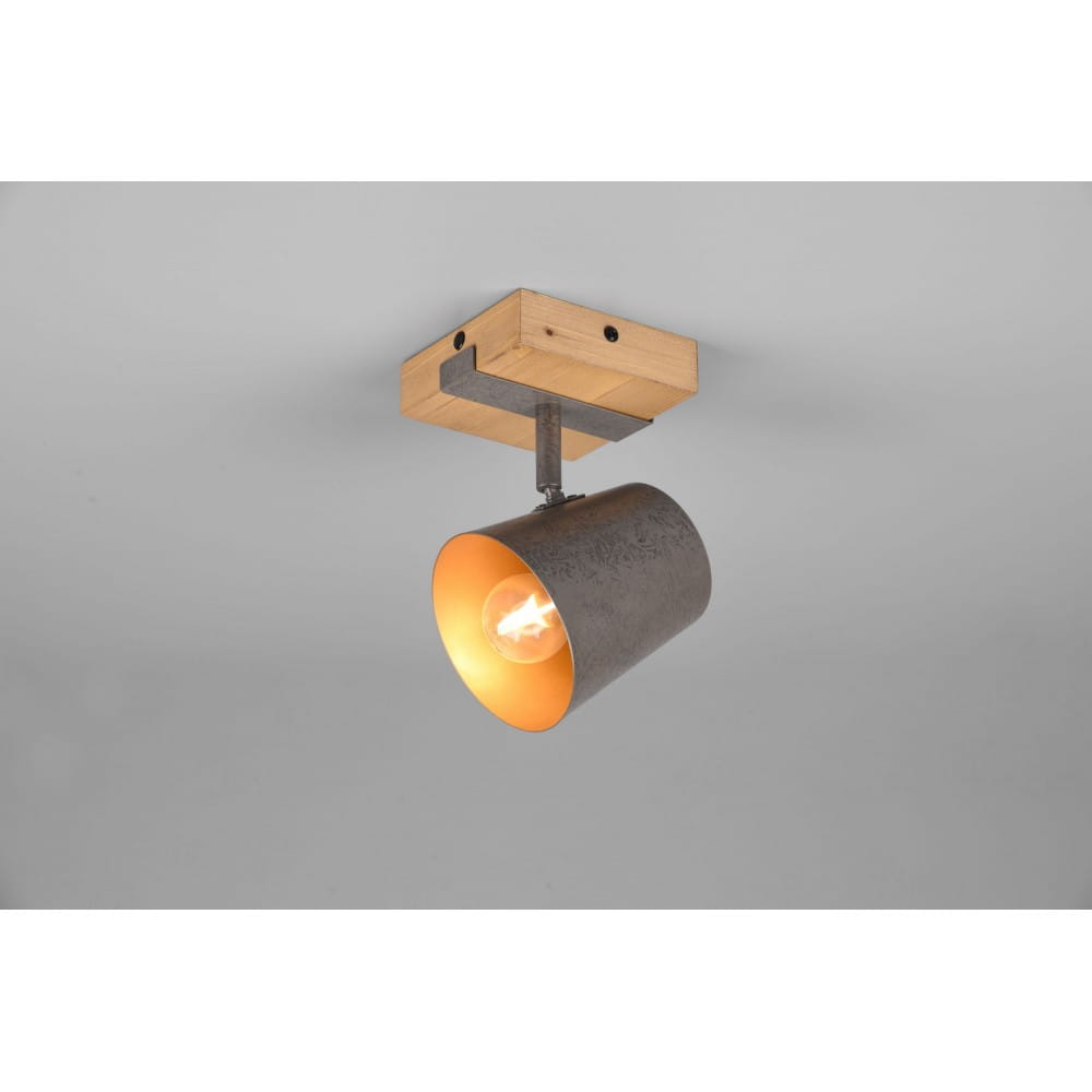 Kinkiet Bell 1-punktowy w kolorze niklu antycznego z drewnianą podstawą. Reflektor w formie cylindrycznej lampy z wewnętrzną złotą powłoką. Produkt zamontowany do sufitu, w ujęciu z boku, ukazujący detale konstrukcji.