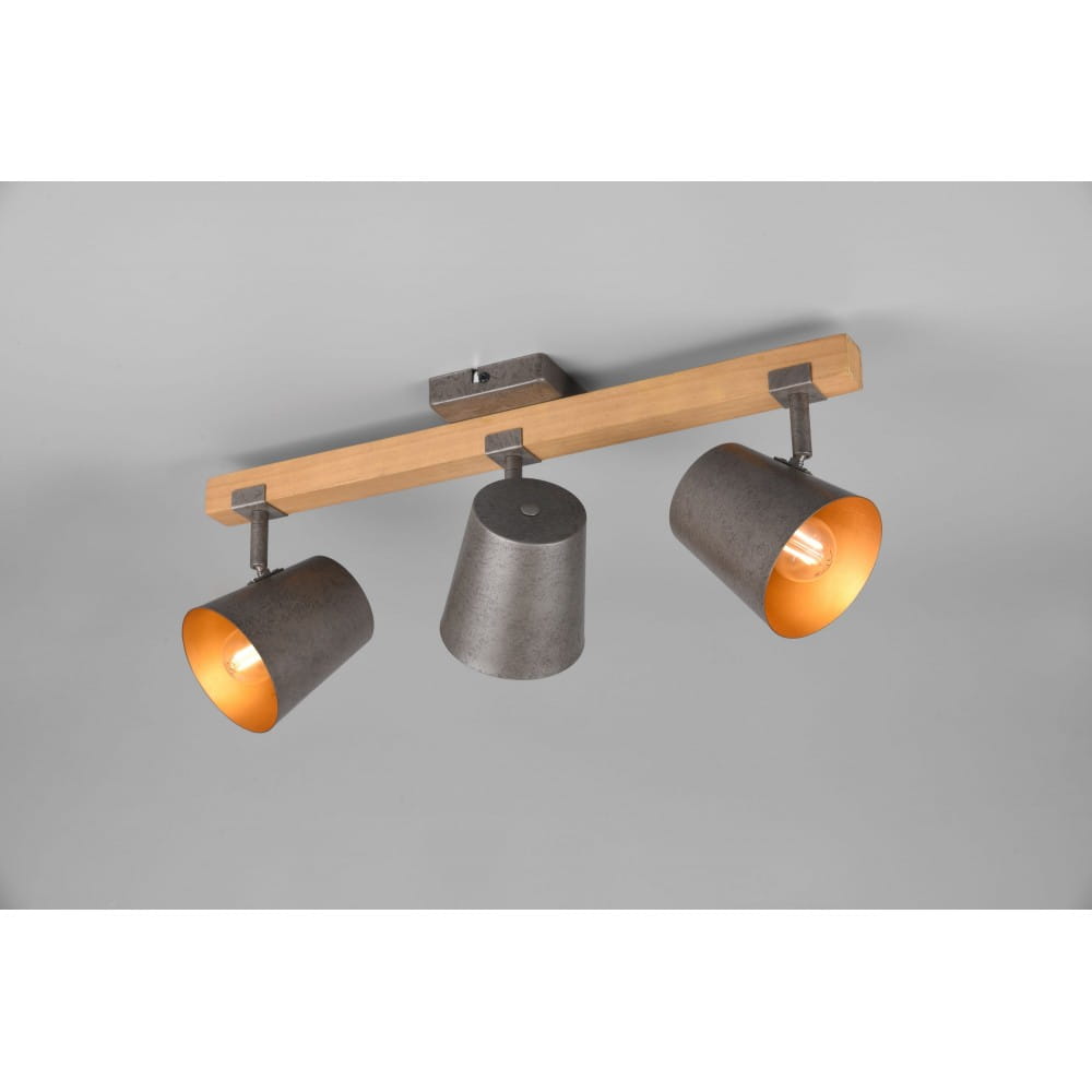 Lampa sufitowa Bell 3-punktowa z niklu antycznego z drewnianym uchwytem. Trzy metalowe klosze w odcieniach szarości z wewnętrzną złotą powłoką, zamontowane na prostokątnej listwie. Ujęcie frontalne, produkt zamontowany na suficie.