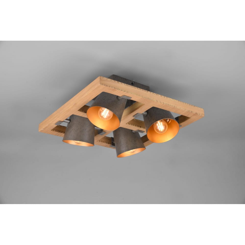 Lampa sufitowa Bell w stylu industrialnym, 4-punktowa, z niklowanymi, metalowymi kloszami w odcieniu szaro-srebrnym i drewnianą, prostokątną podstawą. Klosze skierowane w dół, z widocznymi żarówkami. Produkt zamontowany na suficie z szarym tłem.