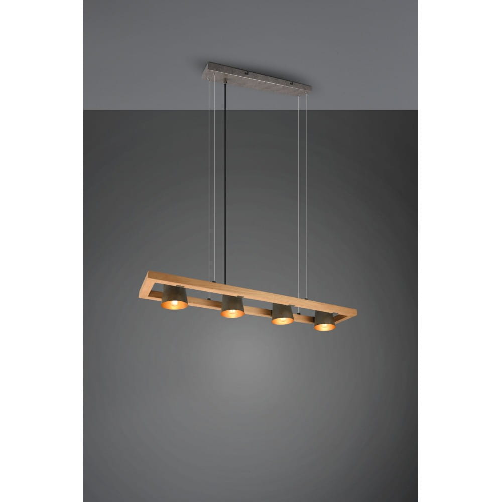 Lampa wisząca Bell 4-punktowa w kolorze niklu antycznego. Posiada prostokątną, drewnianą podstawę z czterema metalowymi kloszami w odcieniu szaro-zielonym. Zawieszona na cienkich linkach, idealna do nowoczesnych wnętrz.