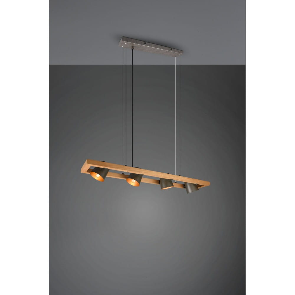 Lampa wisząca Bell, czteropunktowa, z antycznym niklem, zawieszona na cienkich linkach. Oświetlenie z metalowymi kloszami w kolorze szarym i brązowym, umieszczone na drewnianej listwie. Tło szare, minimalistyczne.
