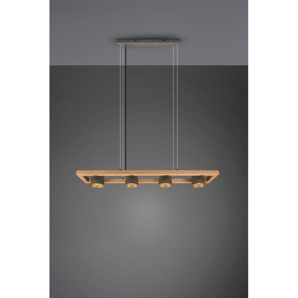Lampa wisząca Bell 4-punktowa w kolorze niklu antycznego, z czterema okrągłymi kloszami na prostokątnej, drewnianej podstawie. Zawieszona na cienkich linkach, umieszczona w centralnej części na jednolitym tle.