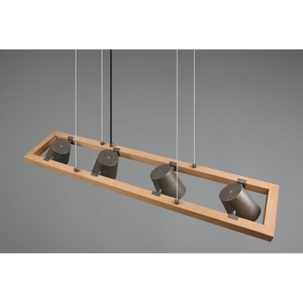 Lampa wisząca Bell 4-punktowa w kolorze niklu antycznego, z czterema cylindrycznymi źródłami światła umieszczonymi na prostokątnej ramie z drewna. Zawieszona na cienkich linkach, prezentuje nowoczesny design.