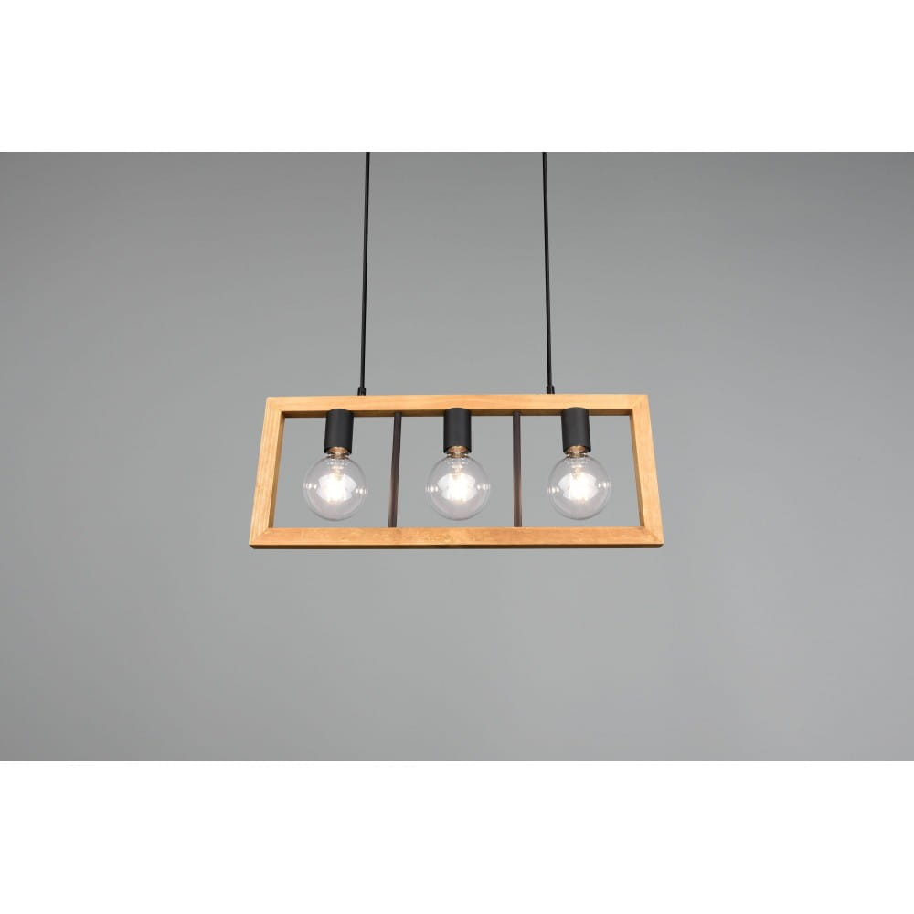 Czarna lampa wisząca Agra z trzema punktami świetlnymi, zawieszona na cienkich linkach. Konstrukcja z drewna w kolorze naturalnym, prostokątna rama z metalowymi mocowaniami dla żarówek. Idealna do nowoczesnych wnętrz.