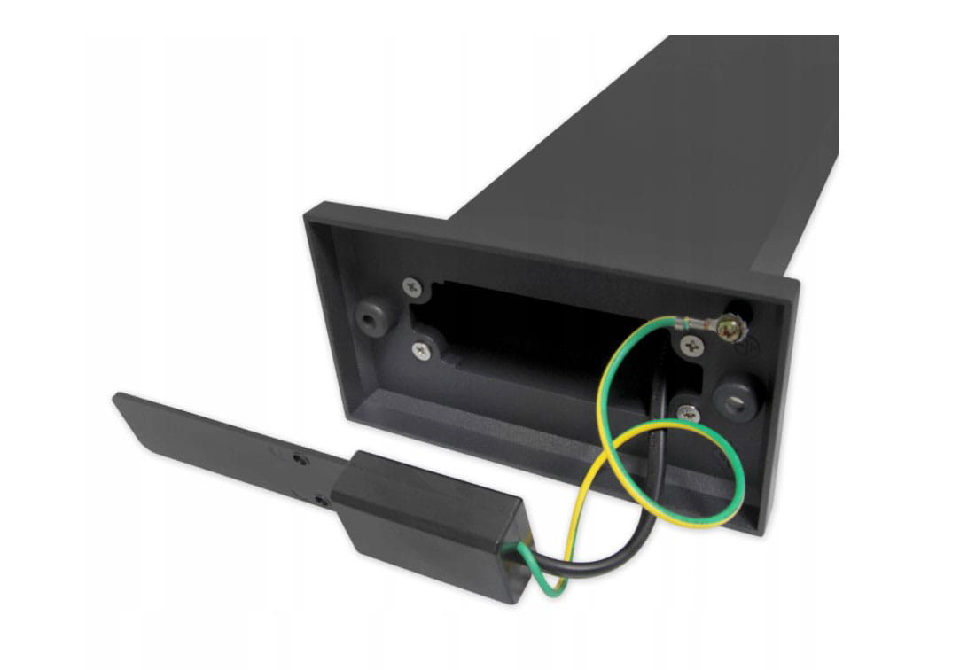 Grafitowa lampa stojąca ogrodowa Clark LED H80. Widok na dolną część słupka z widocznymi elementami elektrycznymi, w tym przewodami oraz miejscem na zamocowanie. Kąt ujęcia z boku, podkreślający konstrukcję i detale montażowe.