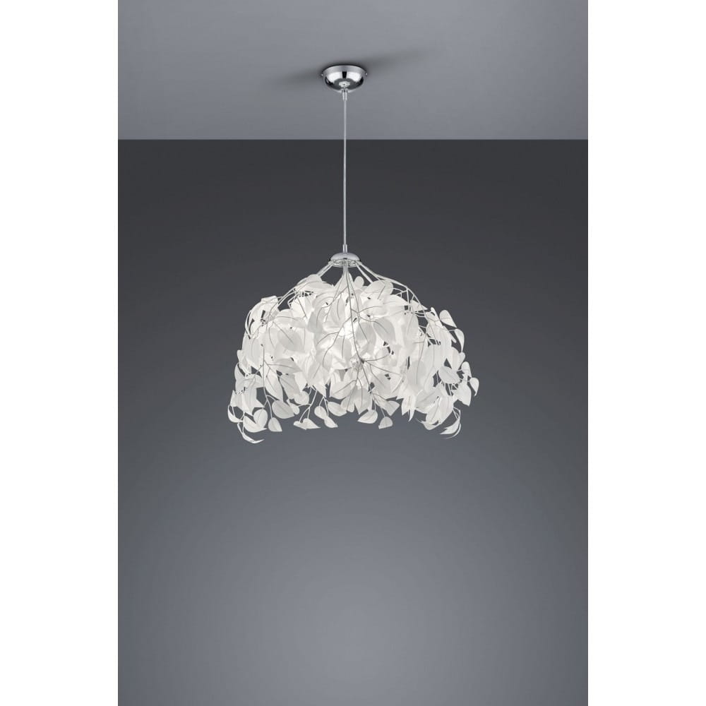 Lampa wisząca Leavy 1-punktowa w kolorze chromu z białymi, liściastymi zdobieniami. Ułożona w kształcie klosza, zawieszona na cienkim przewodzie. Tło w odcieniach szarości, podkreślające nowoczesny design.