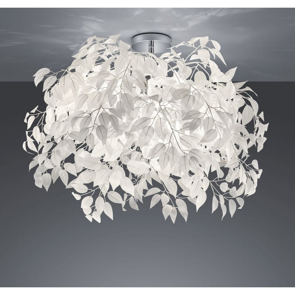 Lampa sufitowa Leavy 3-punktowa w kolorze chromu, z dekoracyjnymi elementami w kształcie białych liści. Produkt zamontowany na suficie, tworzy efektowne oświetlenie, idealne do nowoczesnych wnętrz.
