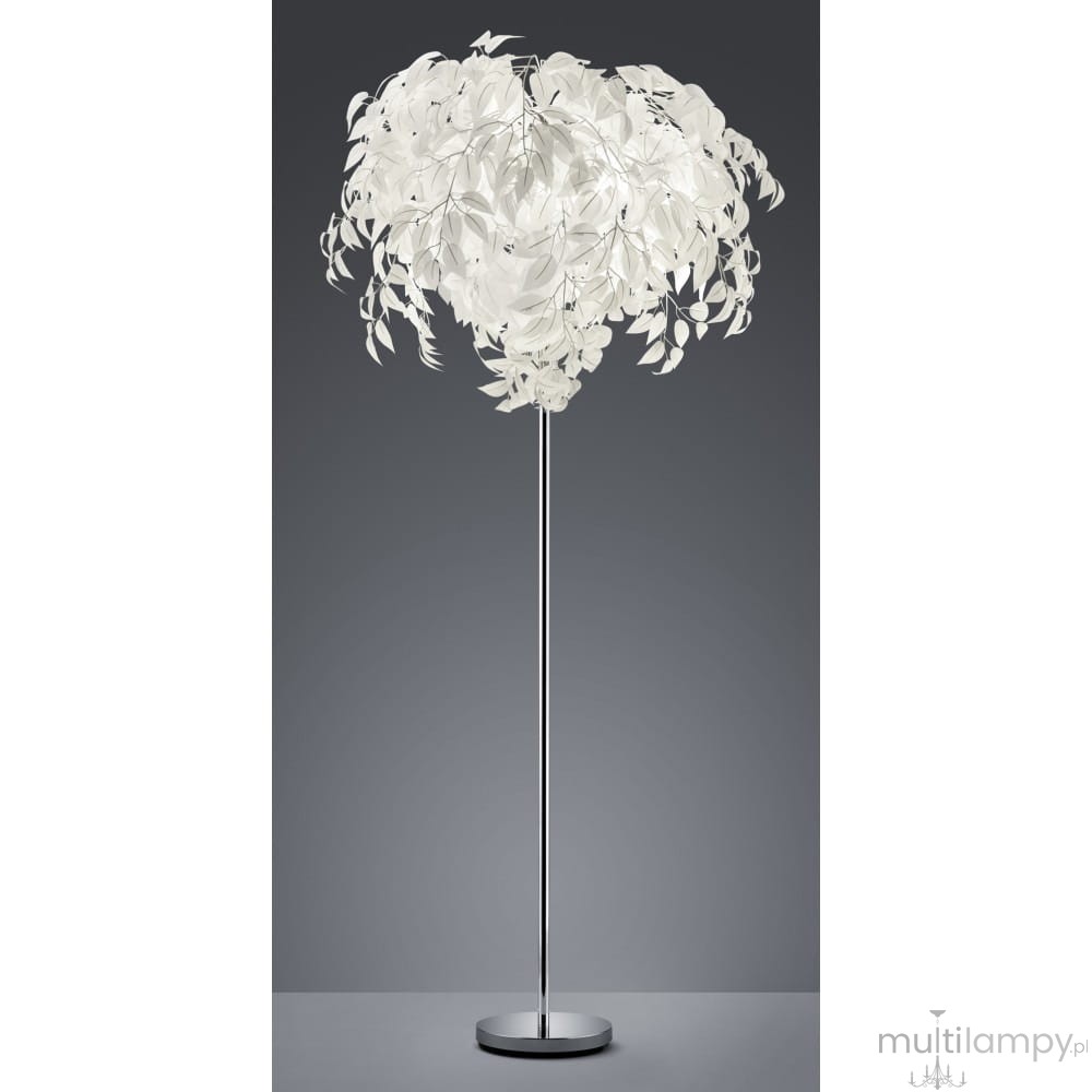 Lampa podłogowa Leavy 3-punktowa w chromowanej podstawie, z kloszem w kształcie korony z białych liści. Ujęcie frontalne, lampa stoi na płaskiej powierzchni, na szarym tle. Wysoka, elegancka konstrukcja z dekoracyjnymi detalami.