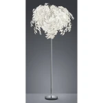 Lampa podłogowa Leavy 3-punktowa w chromowanej podstawie, z kloszem w kształcie korony z białych liści. Ujęcie frontalne, lampa stoi na płaskiej powierzchni, na szarym tle. Wysoka, elegancka konstrukcja z dekoracyjnymi detalami.