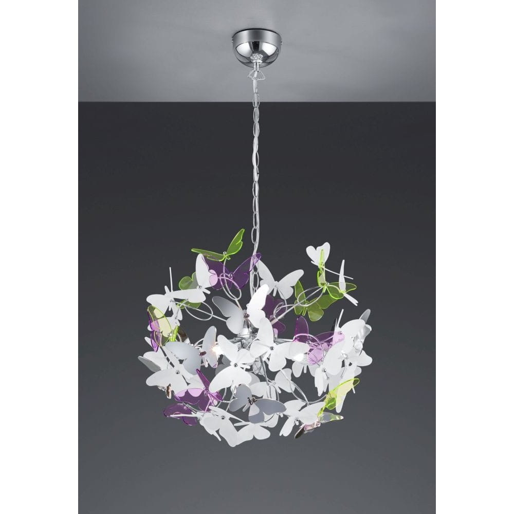 Lampa wisząca Butterfly z czterema punktami świetlnymi, o chromowanej podstawie. Zawieszona na cienkim łańcuszku, zdobiona kolorowymi motylkami w bieli, zieleni i fioletach, tworzącymi efektowny, okrągły kształt. Tło w odcieniu szarym.
