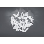 Lampa sufitowa Butterfly z trzema punktami świetlnymi, wykonana z chromu, zdobiona białymi, plastikowymi motylkami. Ujęcie z dołu, pokazujące detal konstrukcji oraz rozmieszczenie motyli. Tło w ciemnym kolorze, podkreślające efekt świetlny.