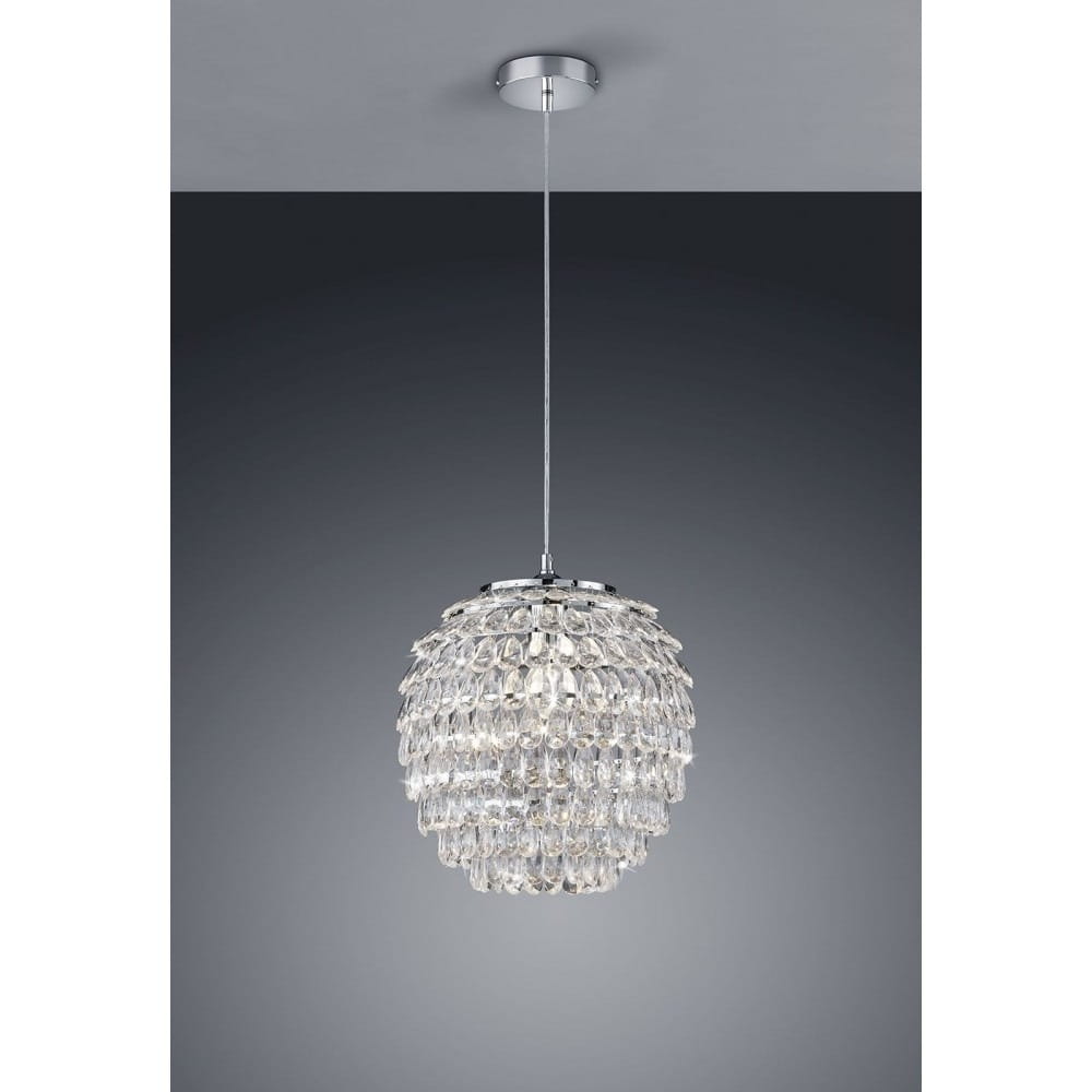 Lampa wisząca Petty D35 w chromowanej oprawie, zawieszona na cienkim przewodzie. Kulisty klosz zdobiony przezroczystymi kryształkami, które odbijają światło. Tło w odcieniach szarości, podkreślające elegancki design lampy.