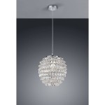 Lampa wisząca Petty D35 w chromowanej oprawie, zawieszona na cienkim przewodzie. Kulisty klosz zdobiony przezroczystymi kryształkami, które odbijają światło. Tło w odcieniach szarości, podkreślające elegancki design lampy.