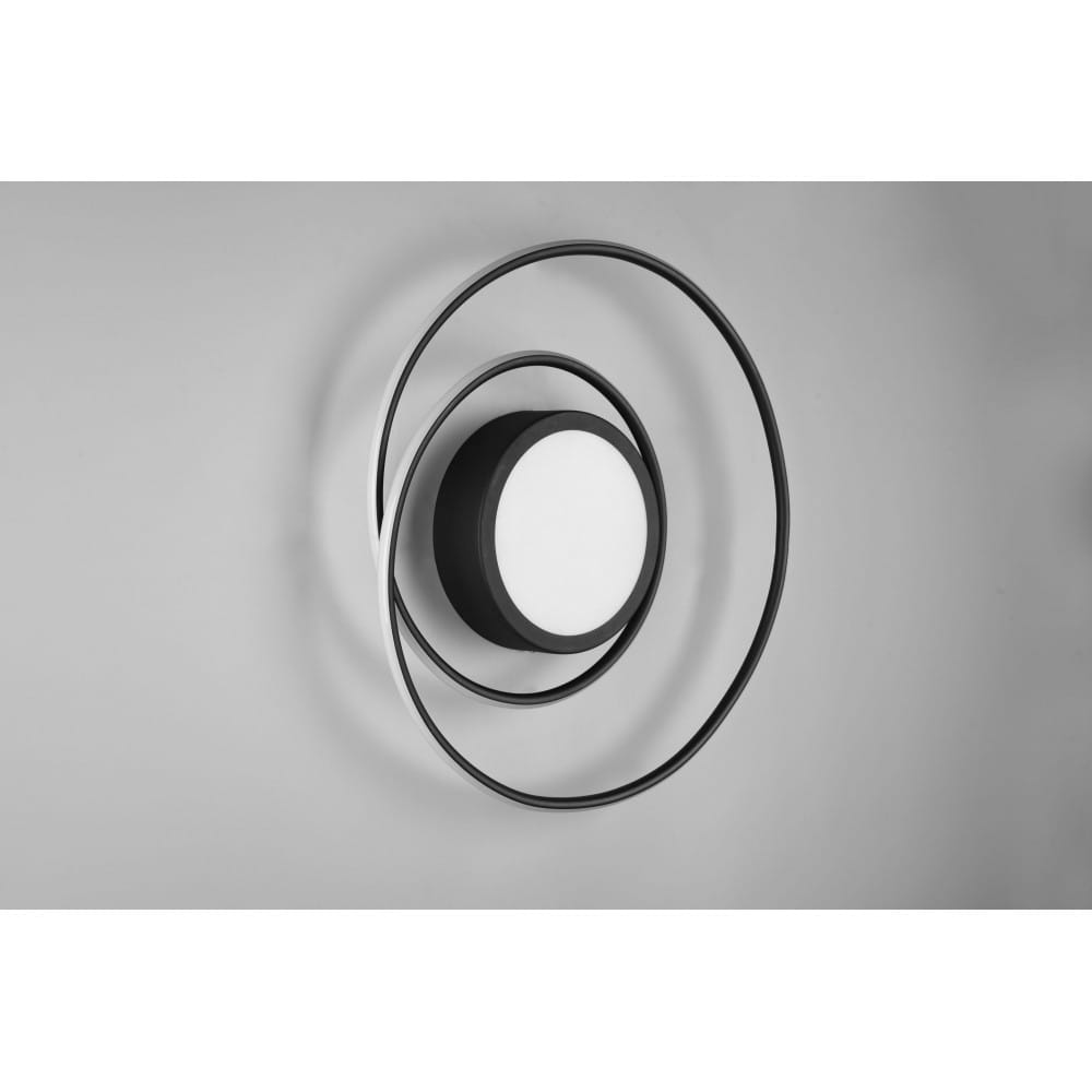 Czarna lampa sufitowa LED Yava z pilotem, w kształcie okrągłej oprawy z białym kloszem, otoczona spiralnym metalowym ramieniem. Zawieszona na jasnym tle, podkreślająca nowoczesny design i funkcjonalność.