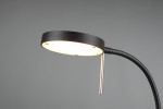 Czarna lampka biurkowa Monza LED z okrągłą głowicą emitującą ciepłe światło, elastycznym ramieniem oraz metalowym uchwytem. Widok z góry, podkreślający nowoczesny design i funkcjonalność. Tło szare, minimalistyczne.