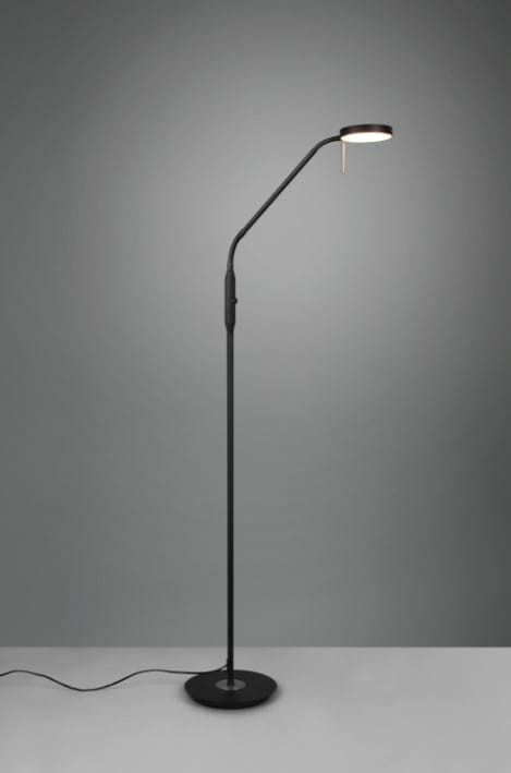 Czarna lampa podłogowa Monza LED z elastycznym ramieniem, z okrągłą podstawą. Kąt ujęcia frontalny, widoczna włącznik. Prosty, nowoczesny design, idealna do użytku w domowych aranżacjach.