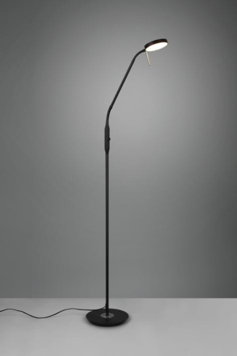 Czarna lampa podłogowa Monza LED z regulowanym ramieniem i okrągłą podstawą. Ujęcie frontalne, lampa stojąca na jasnym tle. Widoczny włącznik na korpusie. Nowoczesny design, minimalistyczna forma, idealna do aranżacji wnętrz.