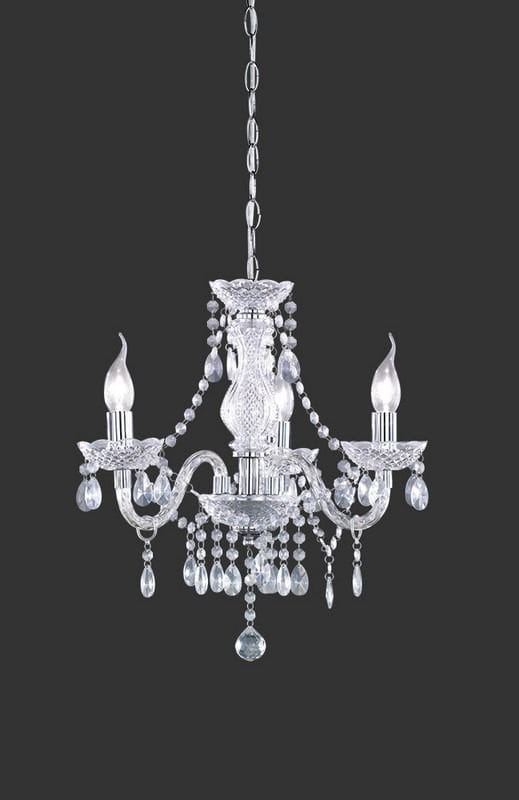 Luster żyrandol 3-punktowy, transparentny, z trzema źródłami światła w formie świec, ozdobiony szklanymi kryształkami i perełkami. Ujęcie frontalne, zawieszony na długim łańcuchu, na ciemnym tle.