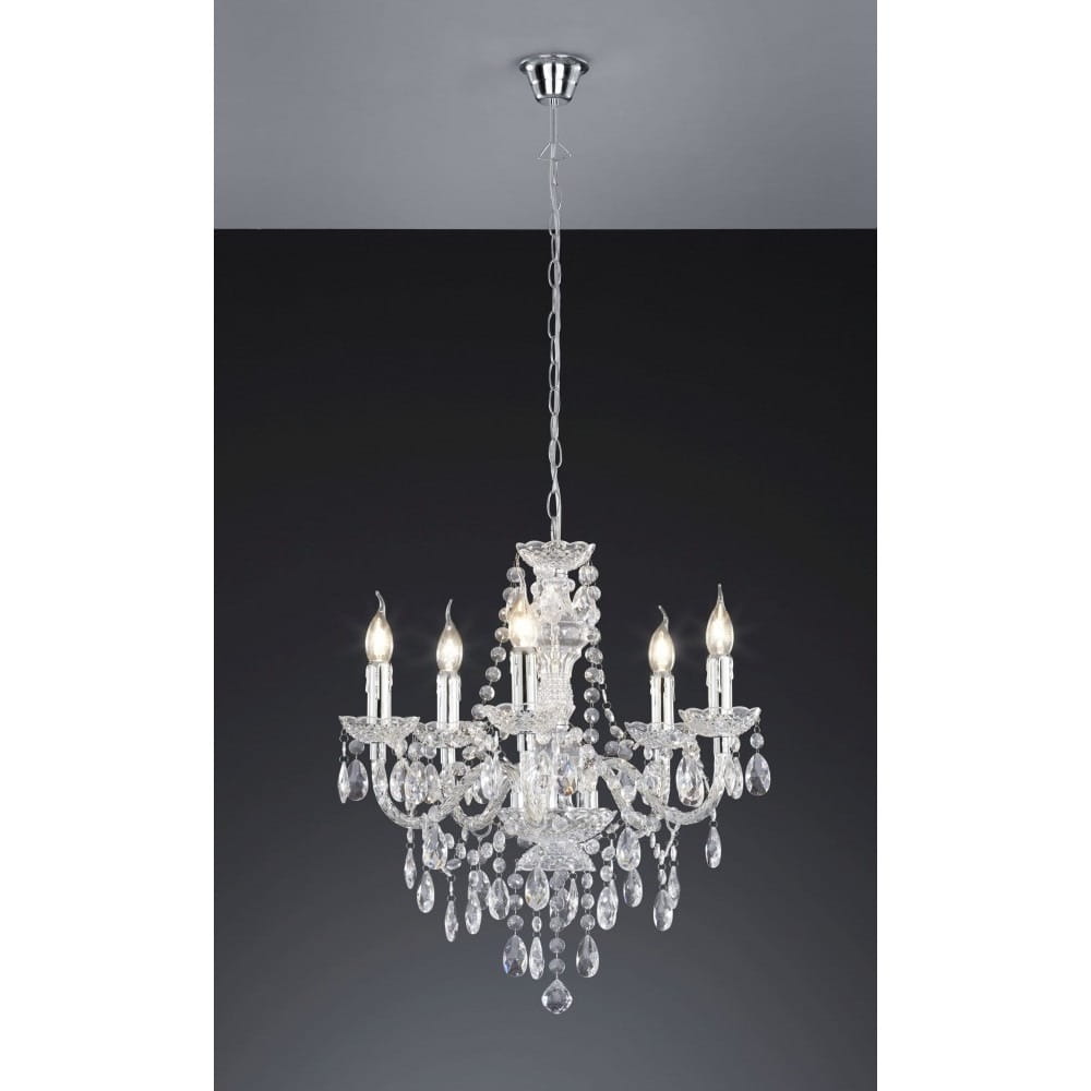 Luster żyrandol 5-punktowy, transparentny, z pięcioma świeczkowymi oprawami. Ozdobiony kryształowymi zwisami, zawieszony na srebrnym łańcuchu. Całość umieszczona na ciemnym tle, podkreślającym jego elegancki wygląd.