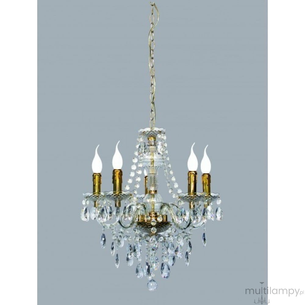 Luster żyrandol 5-punktowy w kolorze mosiądzu i transparentnym, z pięcioma źródłami światła w kształcie świec. Eleganckie kryształowe zdobienia i zwisające elementy, zawieszony na cienkim łańcuchu, w frontalnej pozycji na szarym tle.
