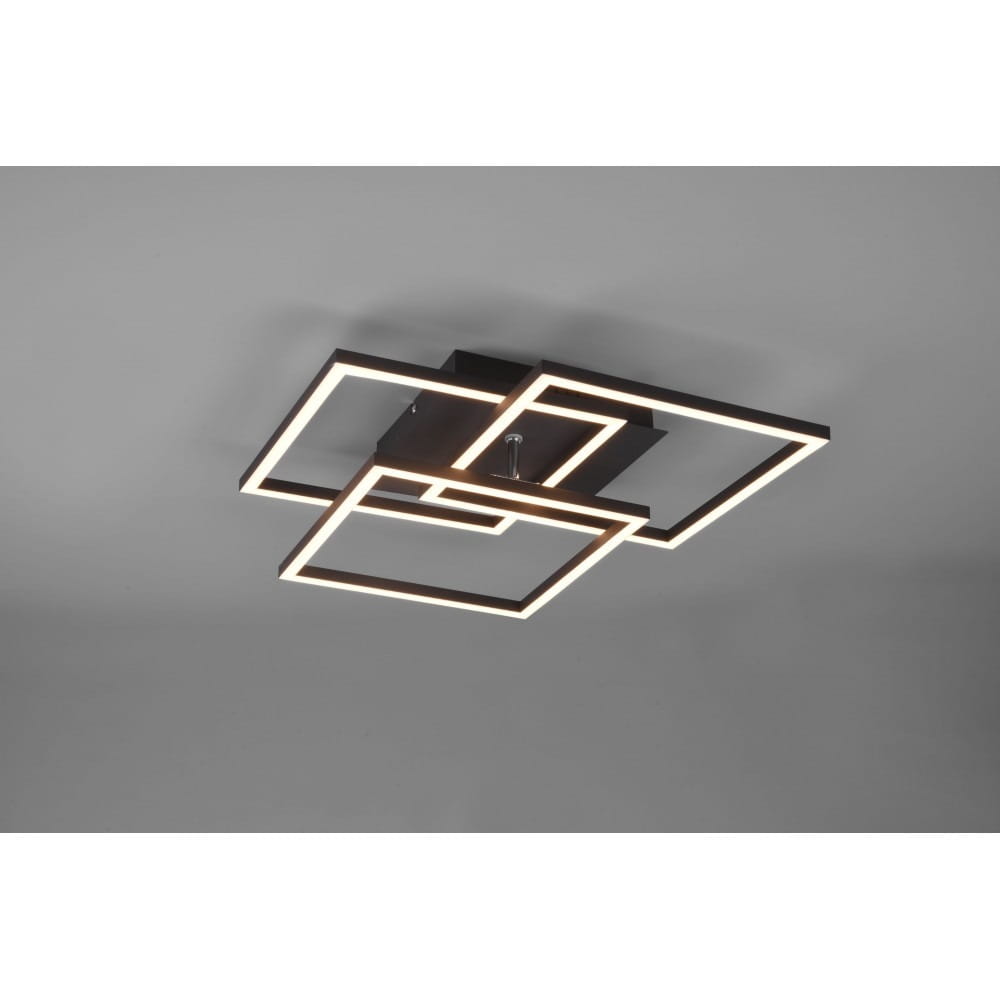 Czarna sufitowa lampa LED 3-punktowa z pilotem, złożona z dwóch nachodzących na siebie kwadratów. Kąt ujęcia z dołu, ukazujący nowoczesny design i podświetlenie krawędzi. Produkt zamontowany na suficie, na jednolitym tle.