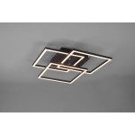 Czarna sufitowa lampa LED 3-punktowa z pilotem, złożona z dwóch nachodzących na siebie kwadratów. Kąt ujęcia z dołu, ukazujący nowoczesny design i podświetlenie krawędzi. Produkt zamontowany na suficie, na jednolitym tle.