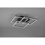 Czarna mobilna lampa sufitowa LED 3-punktowa z pilotem, o nowoczesnym designie, składająca się z trzech geometrycznych kształtów. Ujęcie z dołu, ukazujące zamontowane na suficie elementy świetlne.