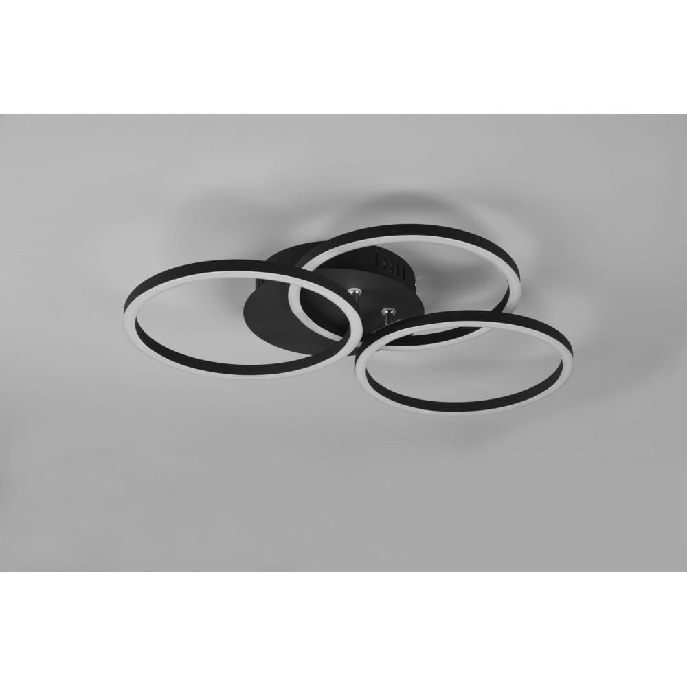 Czarna lampa sufitowa LED z trzema okrągłymi elementami, z białym podświetleniem. Ujęcie z dołu, przedstawiające lampę zamontowaną na suficie. Produkt z pilotem do zdalnego sterowania.