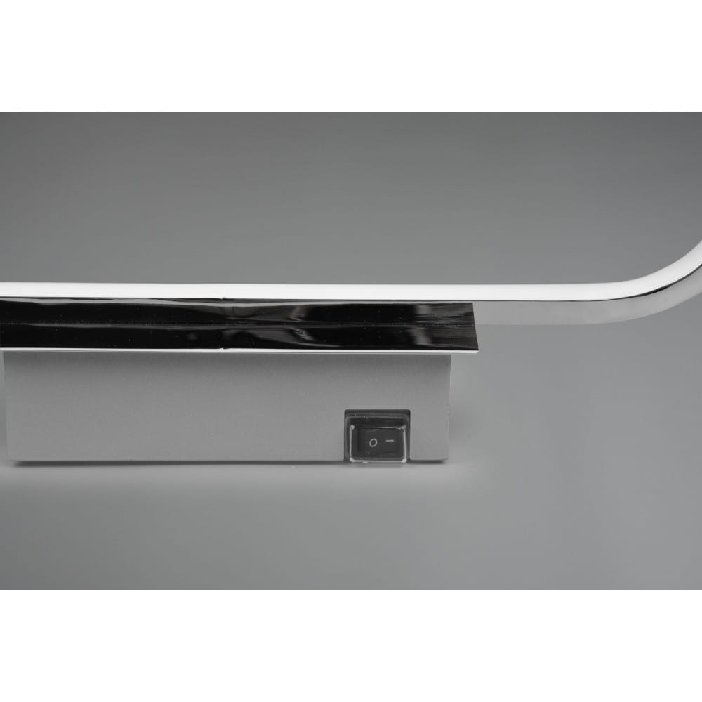 Kinkiet łazienkowy Gianni LED IP44 w chromowanym wykończeniu, o długości 40 cm i mocy 17W, z widocznym włącznikiem. Lampa ma zaokrąglony kształt i nowoczesny design, montowana na ścianie. Tło szare, minimalistyczne.