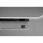 Kinkiet łazienkowy Gianni LED IP44 w chromowanym wykończeniu, o długości 40 cm i mocy 17W, z widocznym włącznikiem. Lampa ma zaokrąglony kształt i nowoczesny design, montowana na ścianie. Tło szare, minimalistyczne.