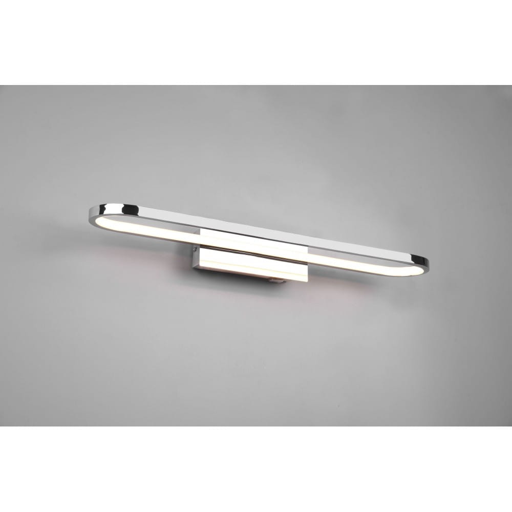 Kinkiet łazienkowy Gianni LED IP44 w chromowanej obudowie, o długości 60 cm i mocy 22W. Posiada minimalistyczny, prostokątny kształt. Zawieszony na szarym tle, emituje ciepłe światło, idealny do oświetlenia przestrzeni łazienkowej.